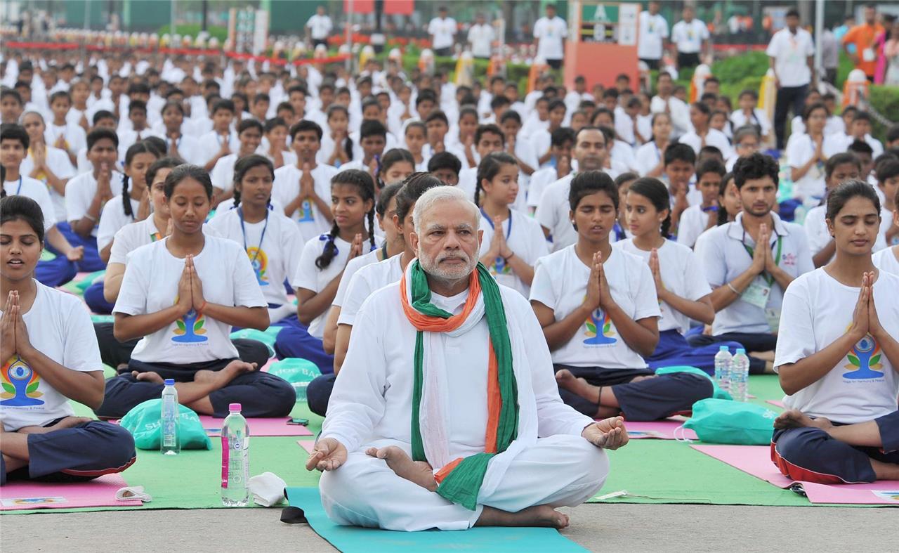 India Pm Narendra Modi Mass Yoga Glossy Poster Picture Photo Print Banner Booma Prints