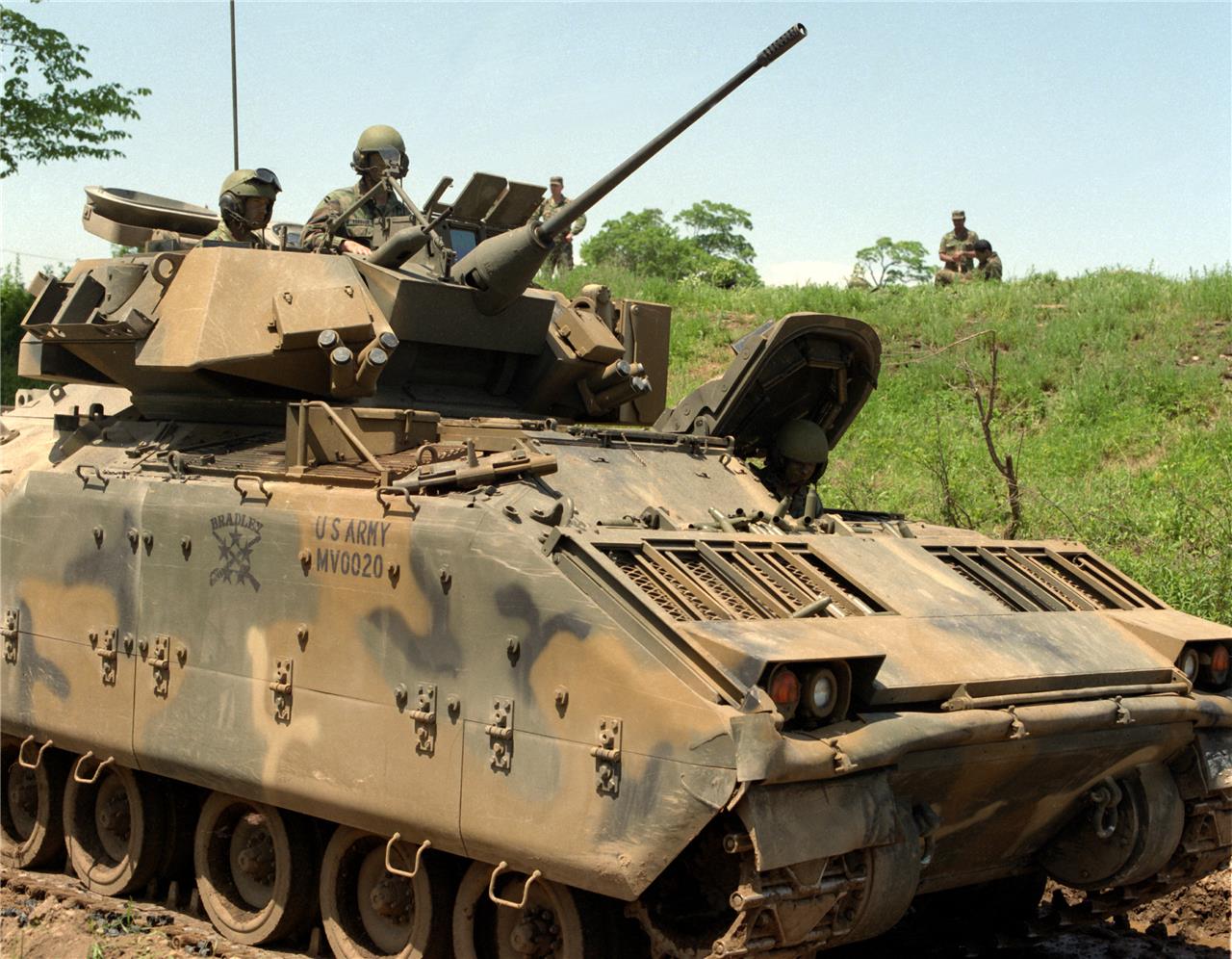 M2 Bradley Shadow Hawk Tank 1987 Glossy Poster Picture Photo Print Banner Booma Prints