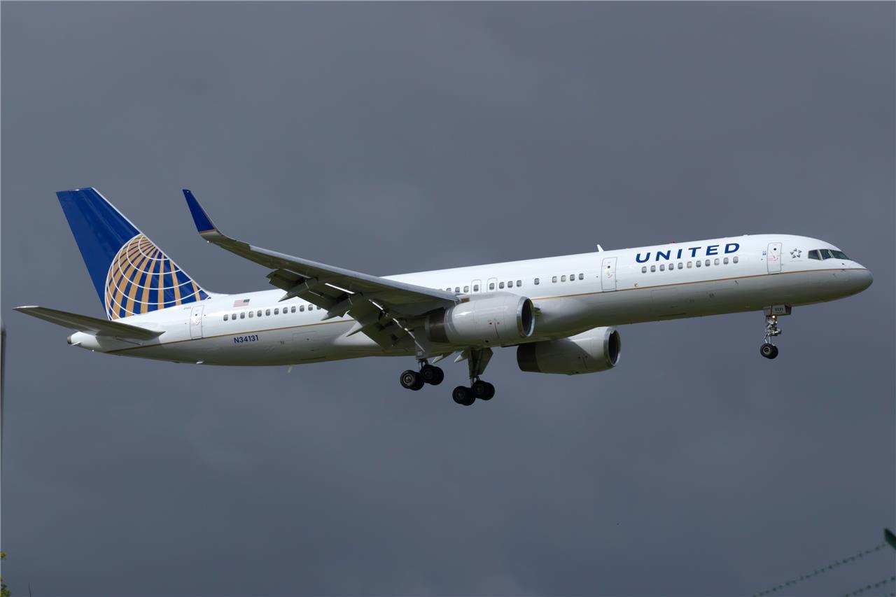 Boeing Plane 757 Flying Glossy Poster Picture Photo Print Banner Booma Prints