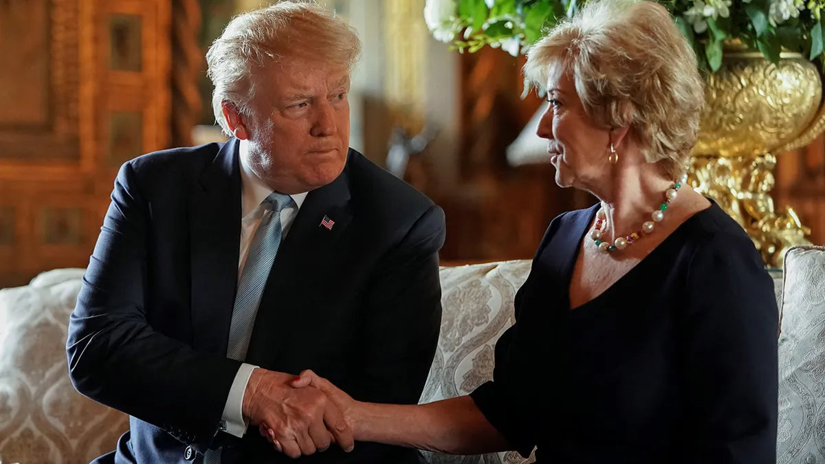Linda Mcmahon Donald Trump Glossy Poster Picture Photo Print Banner Booma Prints
