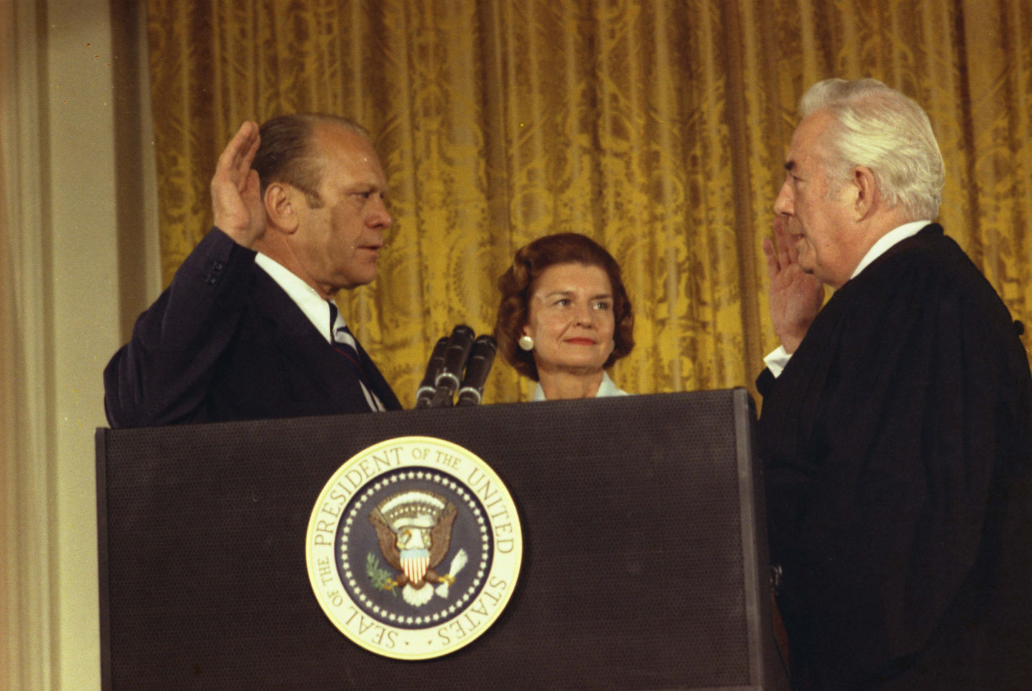 Gerald Ford Sworn In Photo 1974 Glossy Poster Picture Photo Print Banner Booma Prints