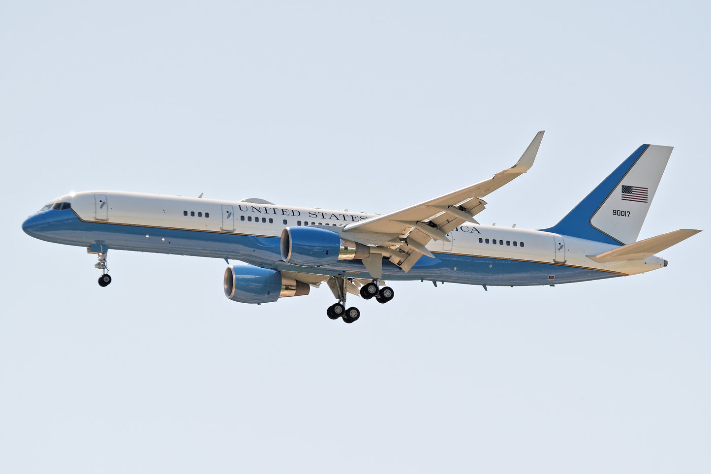 Boeing C-32 Glossy Poster Picture Photo Print Banner Us Airforce Booma Prints